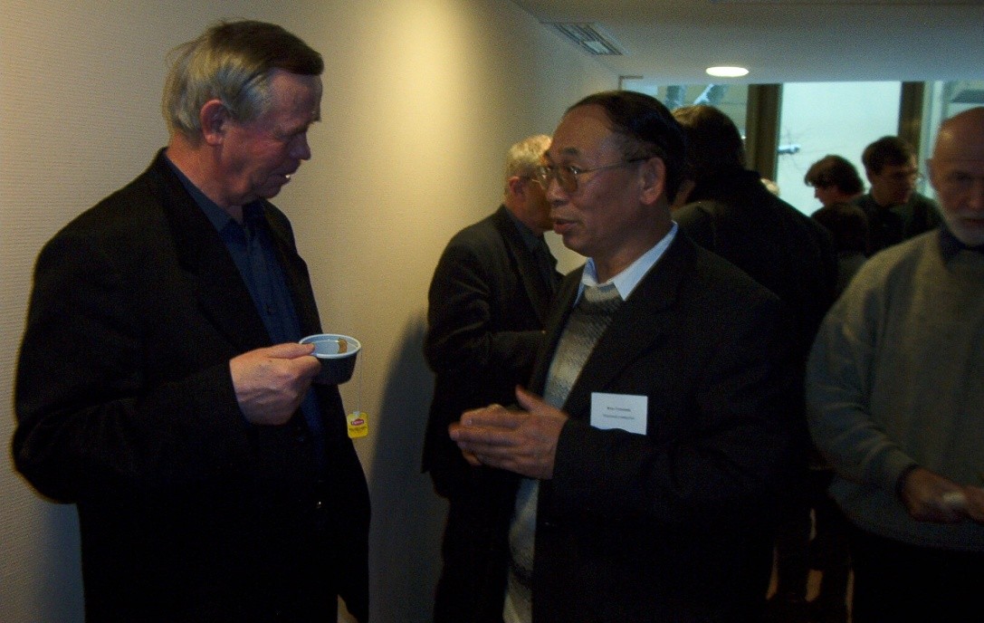 Мы с В. Г. Распутиным разговариваем во время кофе-брейка на международной научной конференции «А. Солженицын: проблемы художественного творчества»