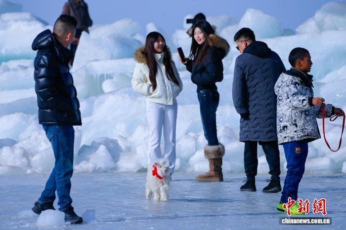 Голубой лед на озере Цинхай привлекает туристов