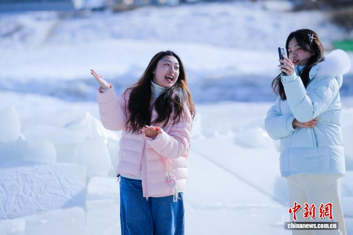 Голубой лед на озере Цинхай привлекает туристов