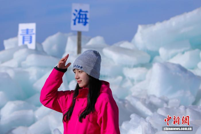 Голубой лед на озере Цинхай привлекает туристов