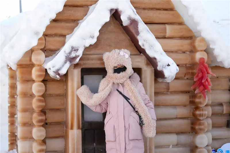 В Харбине представили цветные ледяные скульптуры с использованием растительных красителей