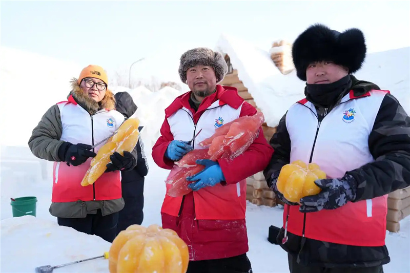 В Харбине представили цветные ледяные скульптуры с использованием растительных красителей
