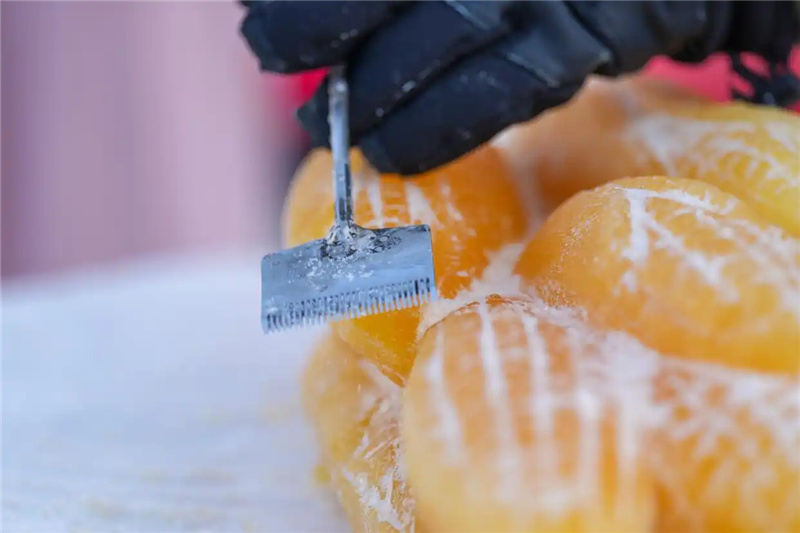 В Харбине представили цветные ледяные скульптуры с использованием растительных красителей