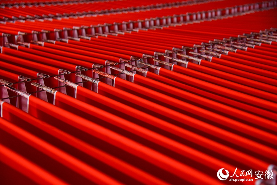 В небольшом поселке в Аньхое кипит работа по изготовлению новогодних украшений