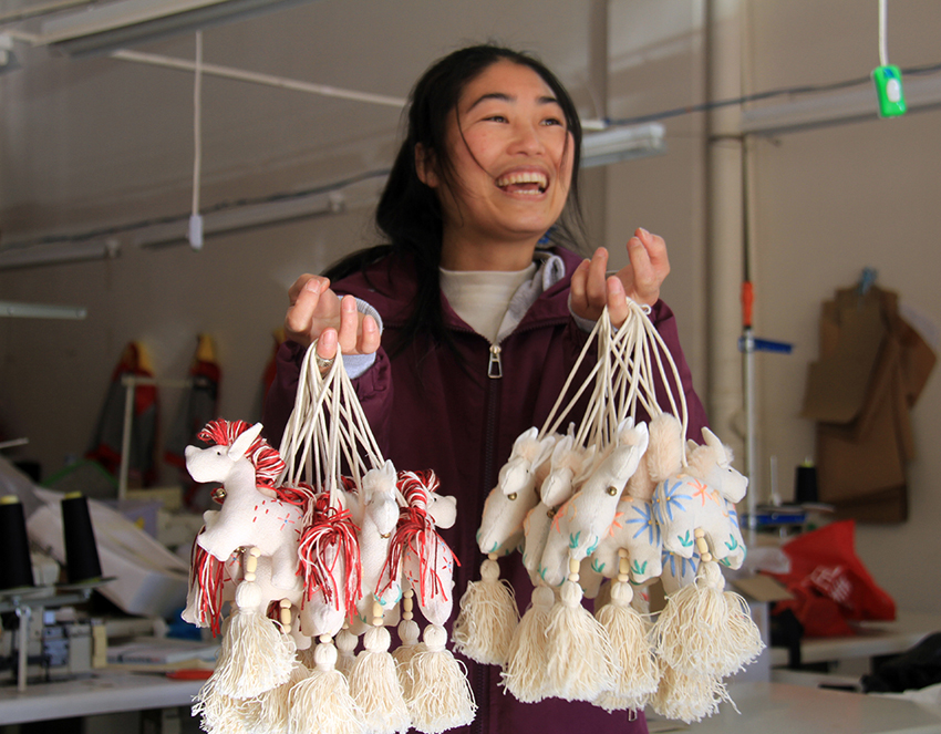 Вышивальщицы Юньнаня зарабатывают на зодиакальных игрушках