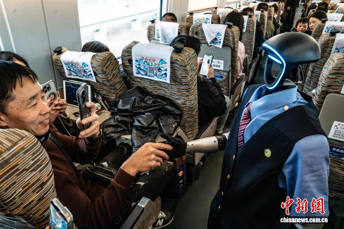 В скоростных поездах Чжэцзяна начал работать робот-проводник