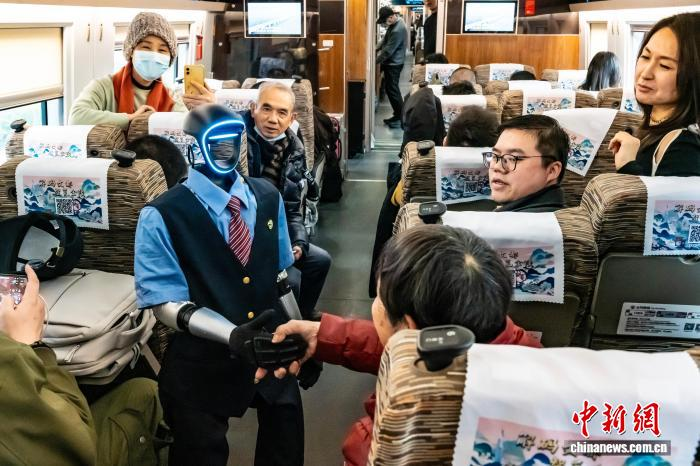 В скоростных поездах Чжэцзяна начал работать робот-проводник