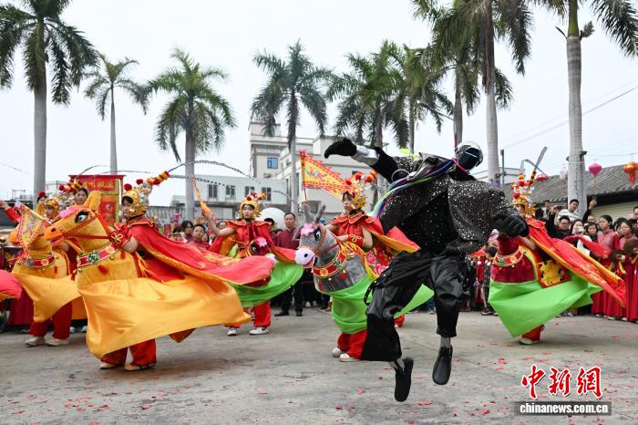 В Гуандуне роботы и танцоры совместно выступили на народном шествии
