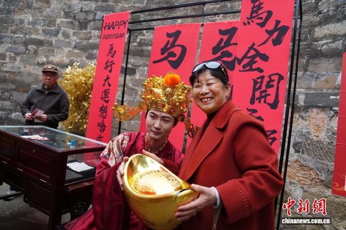 В Куньмине прошла традиционная храмовая ярмарка