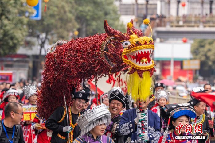 В провинции Гуйчжоу «перечный дракон» встречает Новый год