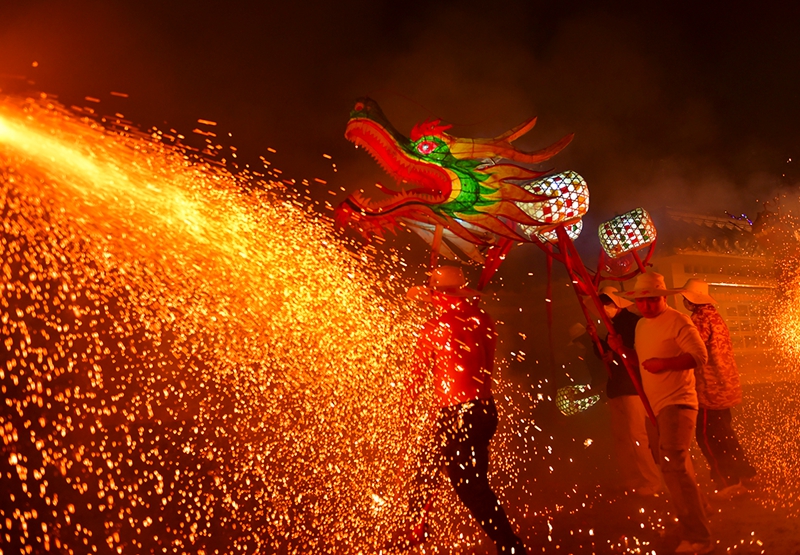 В Гуйчжоу прошел традиционный обряд «взрывания дракона»