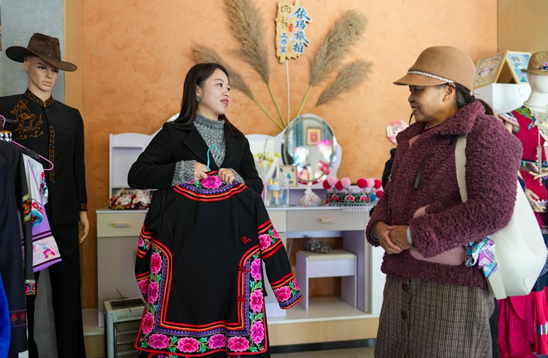 Депутат ВСНП Цзинь Жуйжуй превратила традиционную вышивку в дорогу к процветанию деревень