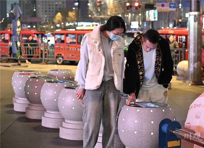 В Чэнду появились уличные столбики с беспроводной зарядкой