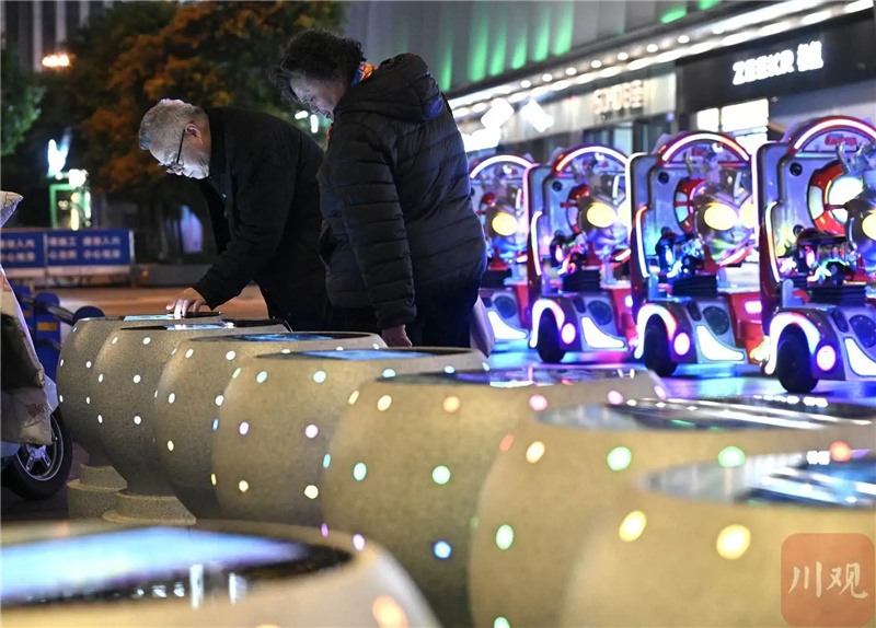 В Чэнду появились уличные столбики с беспроводной зарядкой