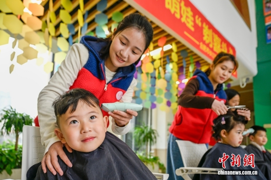 В Китае в праздник «дракон поднимает голову» горожане спешат в парикмахерские
