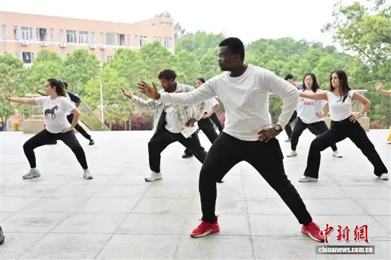 Иностранные студенты в Китае отметили первый Международный день тайцзицюань