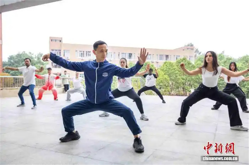 Иностранные студенты в Китае отметили первый Международный день тайцзицюань