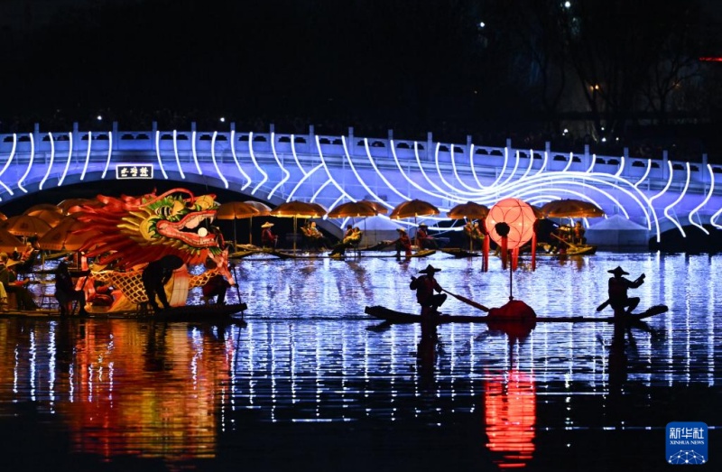 На реке Лянмахэ в Пекине появился «золотой дракон»