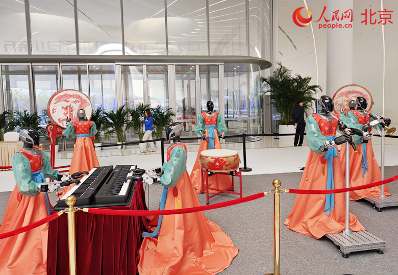 В Пекине роботов-артистов нарядили в традиционные китайские костюмы