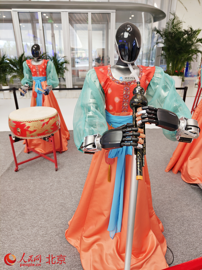 В Пекине роботов-артистов нарядили в традиционные китайские костюмы