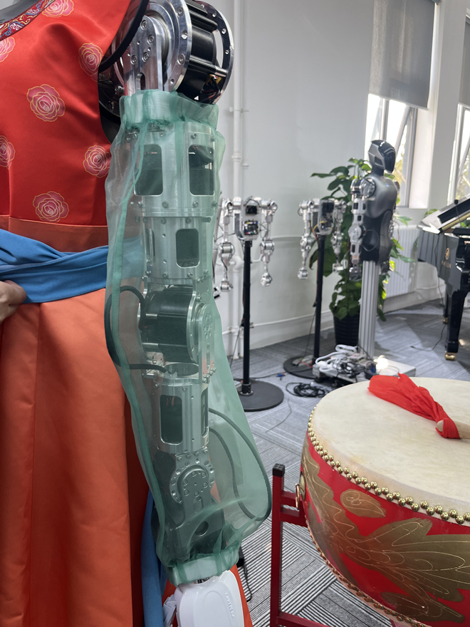 В Пекине роботов-артистов нарядили в традиционные китайские костюмы