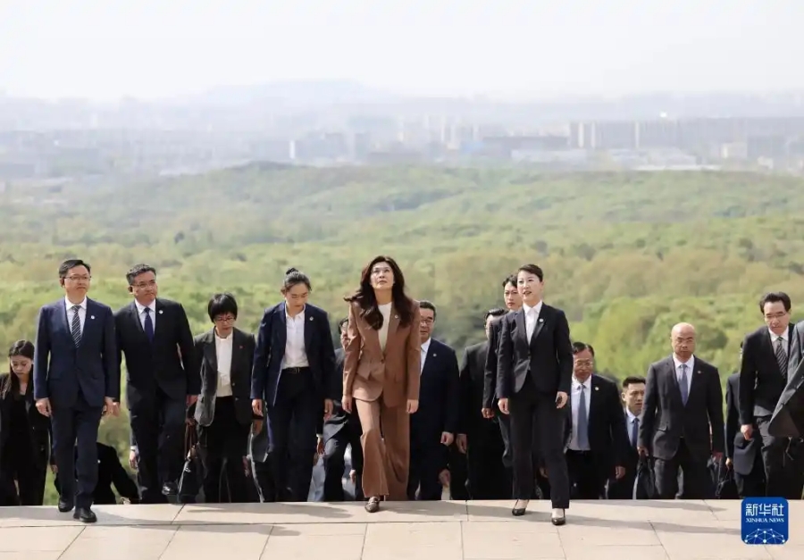 Председатель партии Гоминьдан Чжэн Ливэнь посетила мавзолей Сунь Ятсена в Нанкине