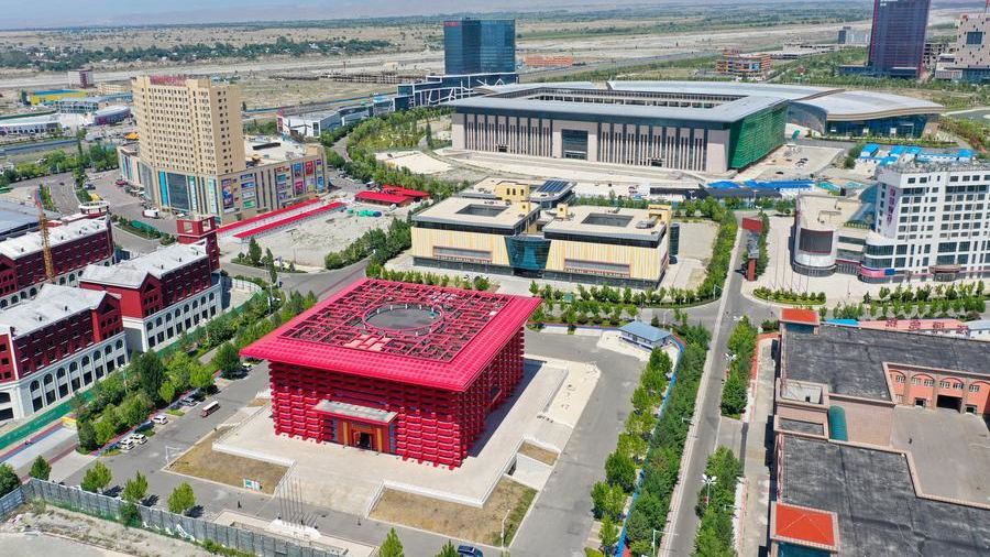  Казахстанка ищет возможности для бизнеса в сфере трансграничной электронной коммерции в китайском городе Хоргос                    В одном из торговых центров на территории Китайско-казахстанского международного центра приграничного сотрудничества "Хоргос" работают десятки стримеров сферы трансграничной электронной коммерции из Казахстана, среди которых Алтын Магзина.