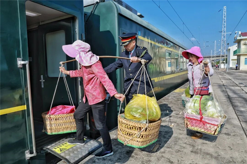 Поезд-ярмарка в Юньнани: в вагонах открыли торговые зоны для фермеров