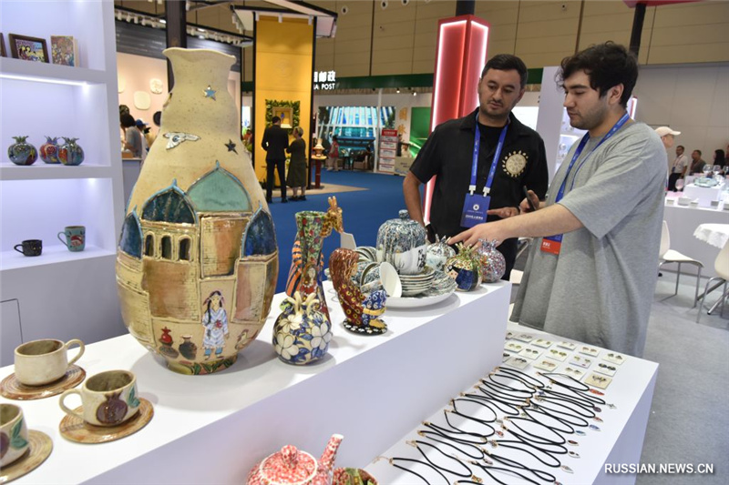 Китайские и зарубежные покупатели собрались на международной выставке керамики и фарфора в 