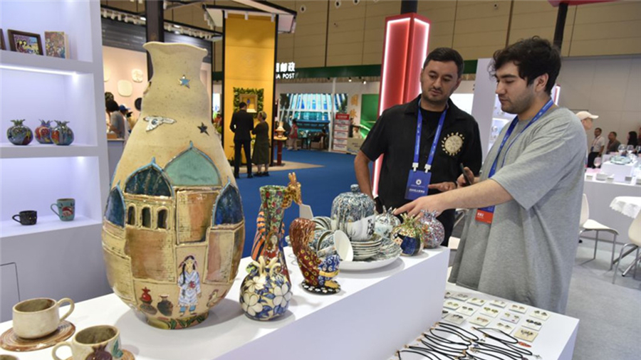 Китайские и зарубежные покупатели собрались на международной выставке керамики и фарфора в "фарфоровой столице" Китая                    Китайская международная ярмарка керамики и фарфора-2026 открылась в воскресенье в городе Цзиндэчжэнь, именуемом "фарфоровой столицей" Китая, где собрались свыше 1 тыс. профессиональных покупателей из Китая и других стран.