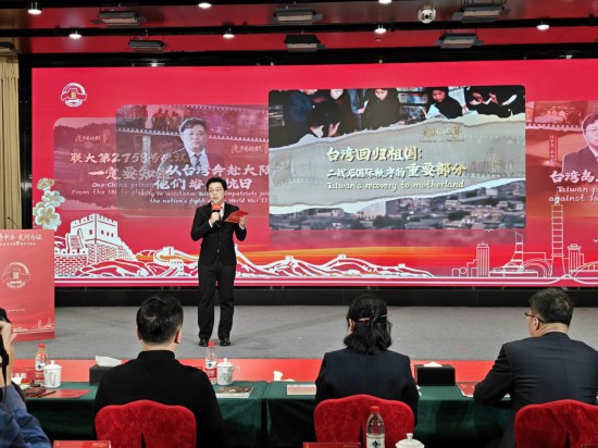 21 октября, Пекин. Молодой человек с Тайваня выступает на собрании по случаю 80-й годовщины возвращения Тайваня в состав Китая. /Фото: Синьхуа/