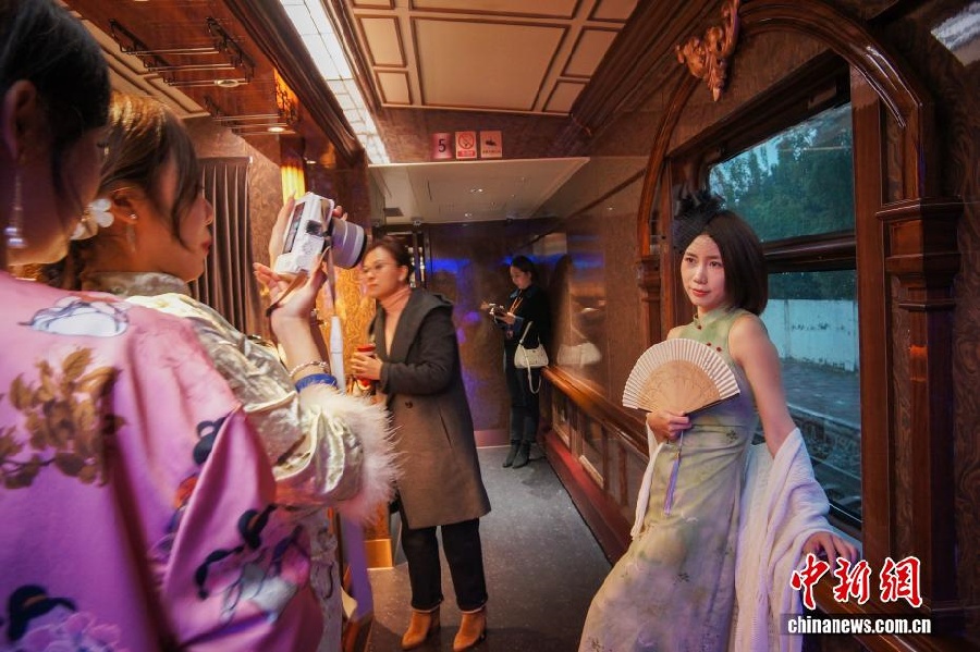 В Китае запустили первый иммерсивный культурно-развлекательный туристический поезд