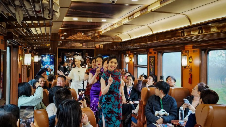 В Китае запустили первый иммерсивный культурно-развлекательный туристический поезд                    30 октября с Северного вокзала Тяньцзиня отправился первый в Китае иммерсивный тематический культурно-туристический поезд «Цзиньлюй Шигуан». 