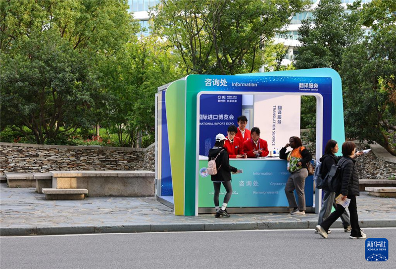 В Шанхай доставляют экспонаты 8-го CIIE