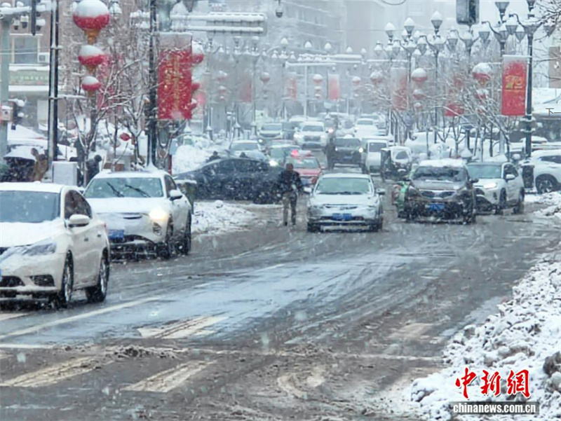 Снежная буря в Синьцзян-Уйгурском АР установила новый рекорд по количеству осадков, нарушив работу транспорта
