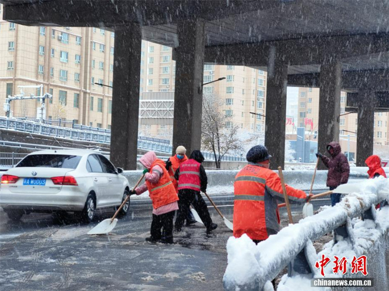 Снежная буря в Синьцзян-Уйгурском АР установила новый рекорд по количеству осадков, нарушив работу транспорта