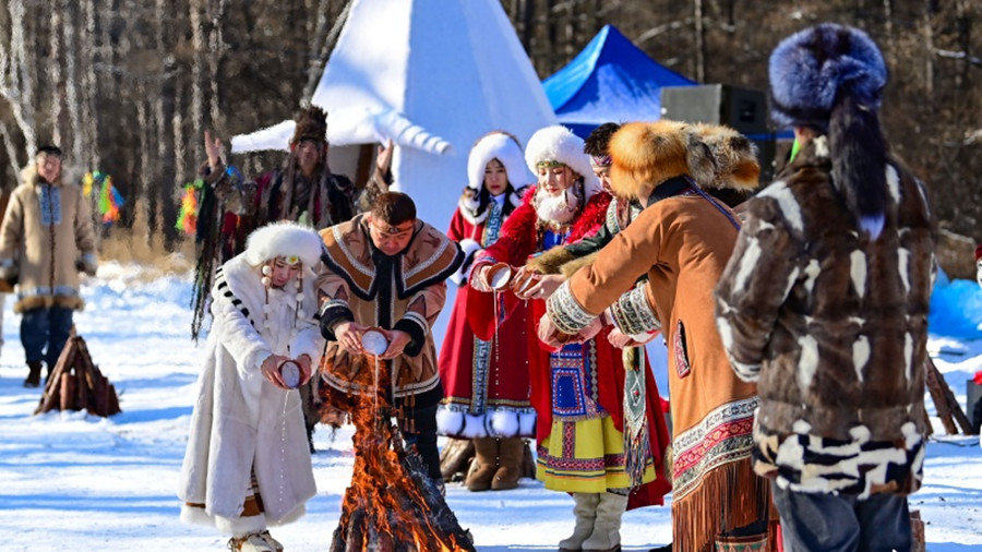 Во Внутренней Монголии начался зимний туристический сезон                    6-7 ноября в городском уезде Гэньхэ городского округа Хулун-Буир, известном как «полюс холода Китая», прошло открытие зимнего туристического сезона 2025-2026 гг.