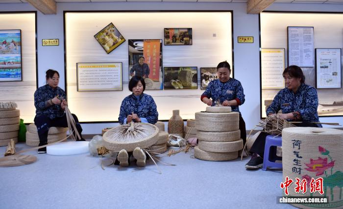 Изделия из рогоза стали новым источником занятости в деревне на берегу озера Байяндянь