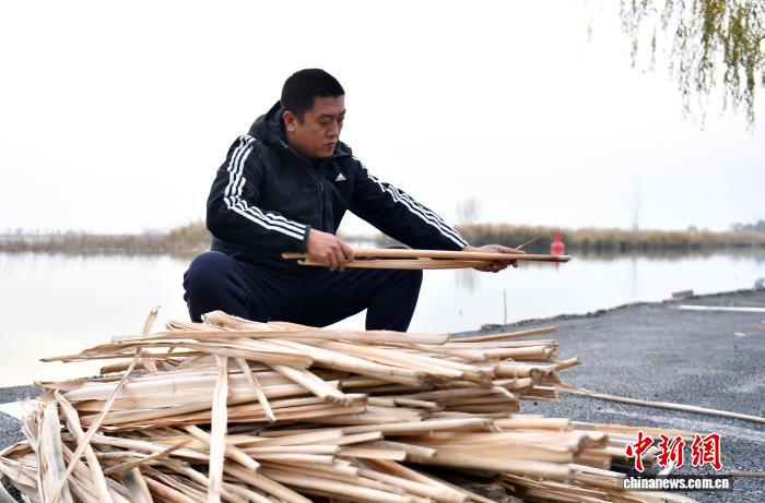 Изделия из рогоза стали новым источником занятости в деревне на берегу озера Байяндянь