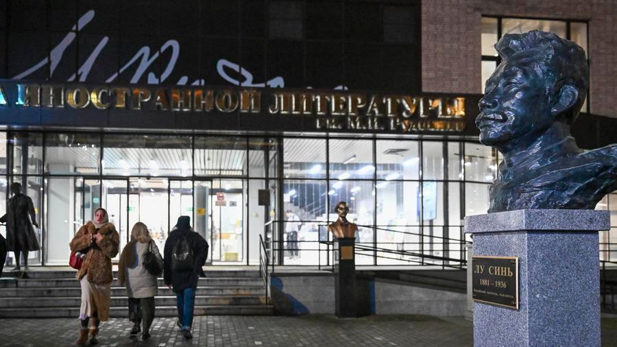 В Москве открыт первый памятник-бюст китайскому писателю Лу Синю                    В Москве состоялась церемония открытия памятника-бюста известному китайскому писателю Лу Синю воВсероссийской государственной библиотеке иностранной литературы имени М. И. Рудомино.