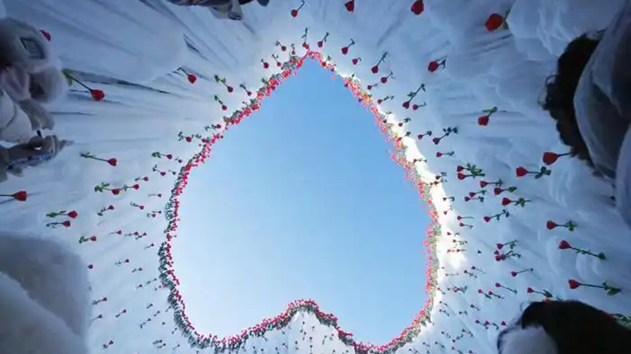 В провинции Цзилинь расцвело «ледяное сердце»                    Недавно в районе гор Чанбайшань провинции Цзилинь на северо-востоке Китая главной достопримечательностью стала романтичная инсталляция «Ледяное сердце с розами». 