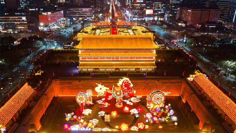 В Сиане зажглись огни в честь наступающего года Лошади                    В первый день 2026 года в Сиане стартовал фестиваль «Новогодние фонари древнего Чанъаня», посвященный предстоящему году Лошади. 