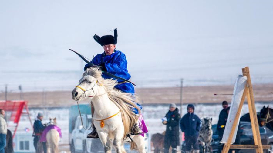 Зимняя конная премьер-лига на степных просторах аймака Шилин-Гол                     1 февраля в аймаке Шилин-Гол Внутренней Монголии /Северный Китай/ состоялось открытие финальных соревнований 3-й Зимней премьер-лиги монгольских лошадей. 