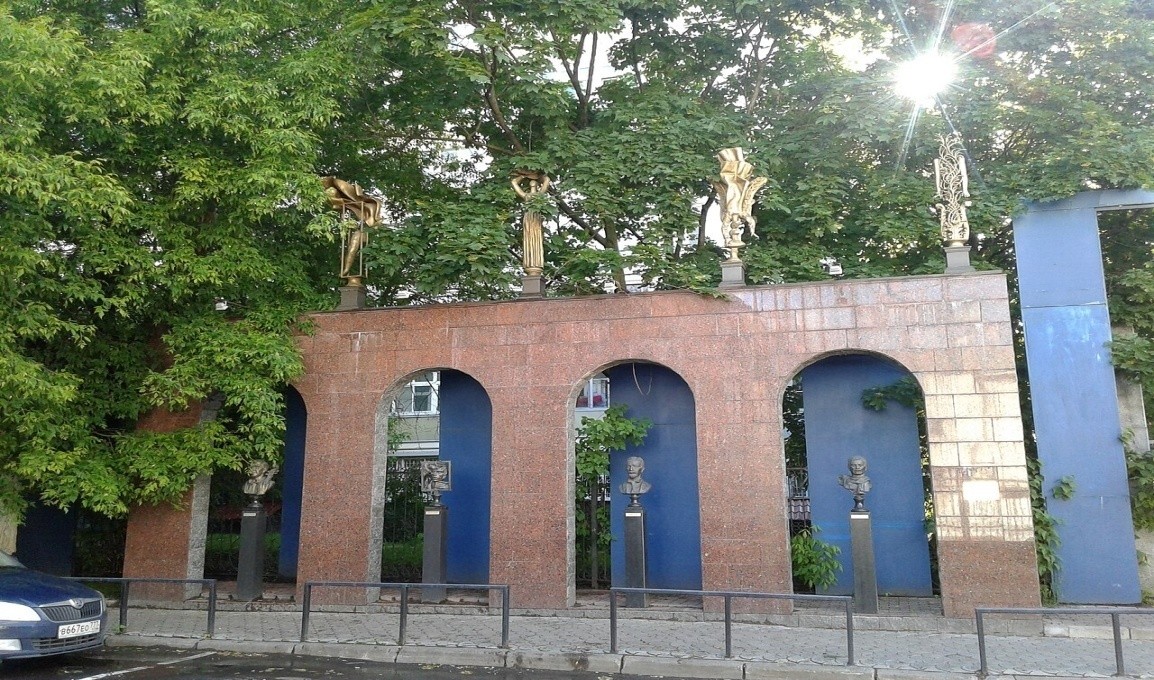 Скульптуры перед входом в музей «Дом Бурганова». Представлены бюсты (слева направо) Мстислава Ростроповича, Рудольфа Нуриева, Ивана Бунина и Андрея Тарковского