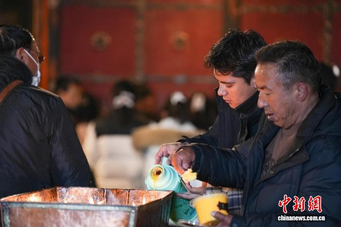 Большое количество верующих и туристов посетили монастырь Дрепунг в Лхасе