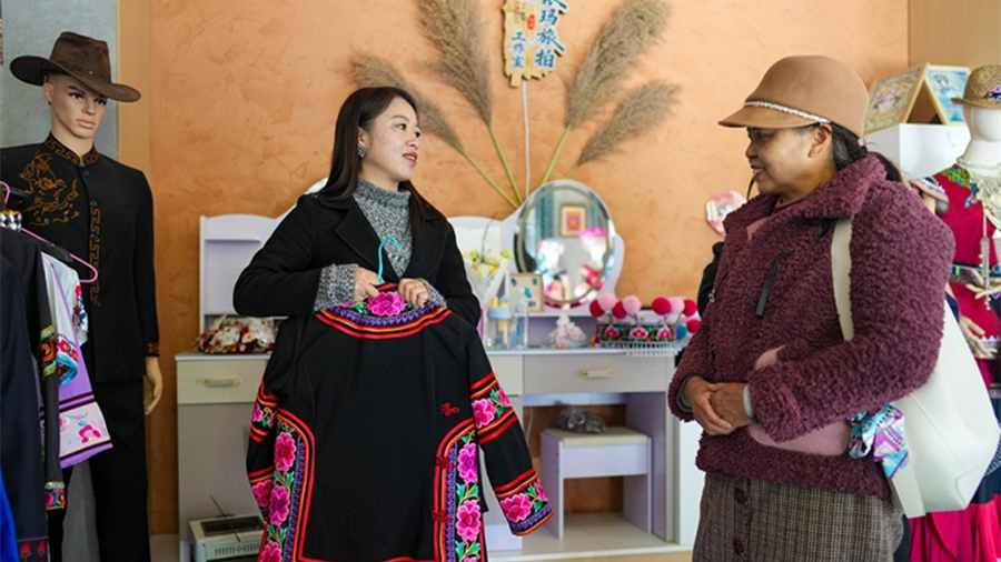 Депутат ВСНП Цзинь Жуйжуй превратила традиционную вышивку в дорогу к процветанию деревень                    Цзинь Жуйжуй – депутат Всекитайского собрания народных представителей /ВСНП/ и председатель ассоциации вышивки народности и уезда Моудин провинции Юньнань /Юго-Западный Китай/. 