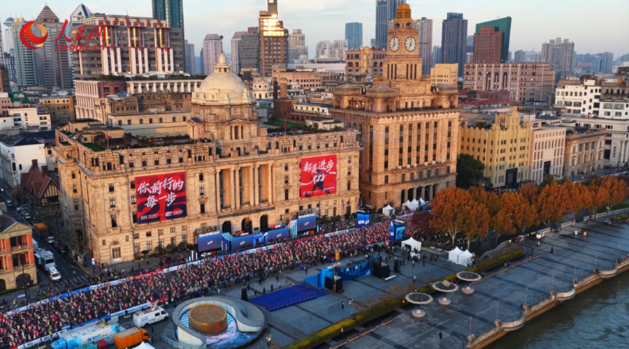 Шанхай – город живой энергии                    В чем проявляется жизненная сила Шанхая? У нее множество лиц. Это портовые гиганты порта Яншань, чьи краны неустанно работают круглые сутки. 