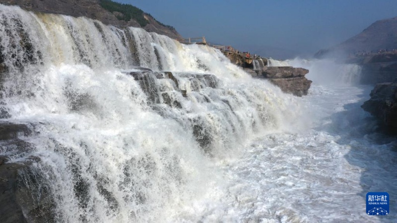 Увеличился объем воды в водопаде Хукоу на реке Хуанхэ