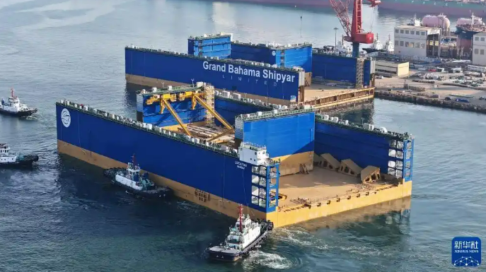 В Циндао стартовала отправка плавучего дока грузоподъемностью 120 тыс. тонн