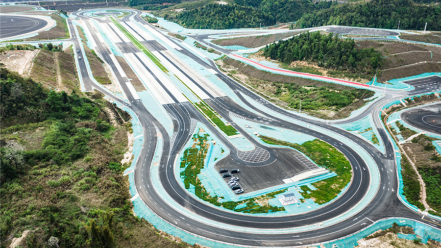 В Китае запущен первый и крупнейший в стране центр испытаний наземного и воздушного транспорта                    20 марта в уезде Синьфэн города Шаогуань /провинция Гуандун, Южный Китай/ начал работу первый в стране национальный центр, объединяющий испытания наземного и воздушного транспорта.